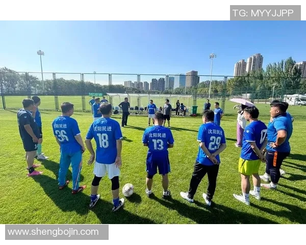 球星们热衷观看精彩足球比赛展现他们对绿茵场的真挚热爱